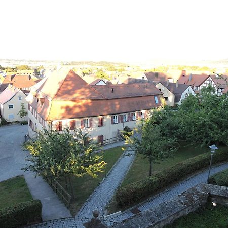 Turmstueble Im Torhaus Von 1545 Burgbernheim Exterior foto