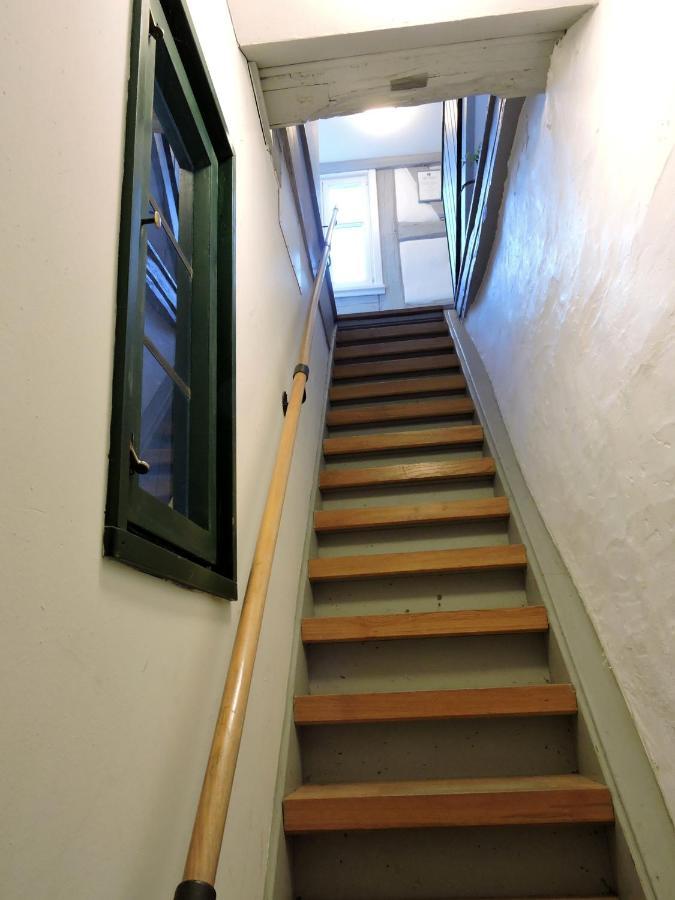 Turmstueble Im Torhaus Von 1545 Burgbernheim Exterior foto