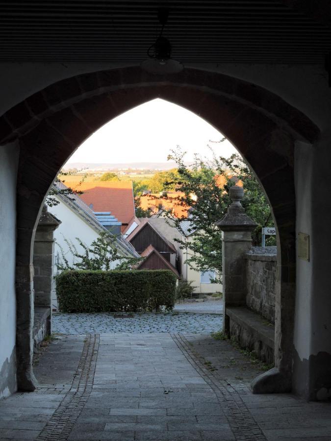 Turmstueble Im Torhaus Von 1545 Burgbernheim Exterior foto