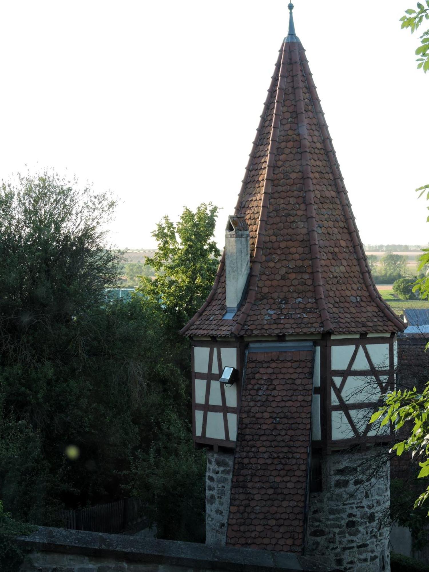 Turmstueble Im Torhaus Von 1545 Burgbernheim Exterior foto